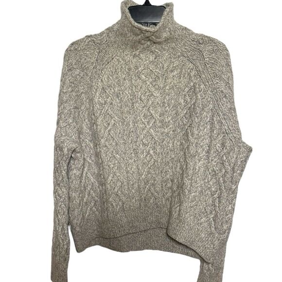 Vince gray cable knit sweater in size medium. 50% wool, 30% nylon, 20% cashmere. - Picture 1 of 9